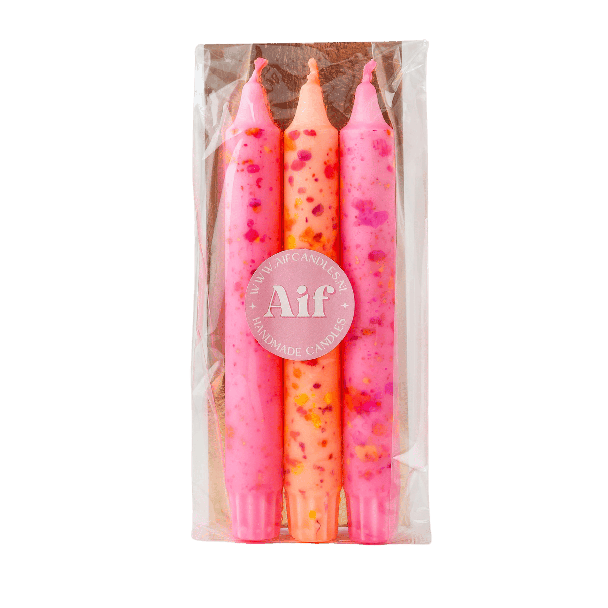 Deze set van drie dinerkaarsen is uitgevoerd in zachte roze- en oranjetinten, afgewerkt met een speels confettipatroon dat iedere kaars uniek maakt. 