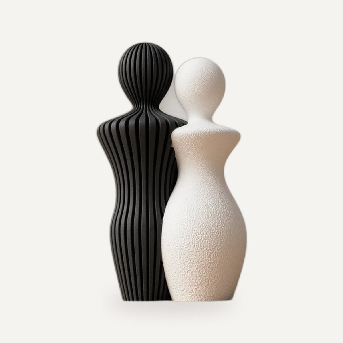 Twee abstracte figuren tegen elkaar, de ene geribbeld zwart, de andere gespikkeld wit.