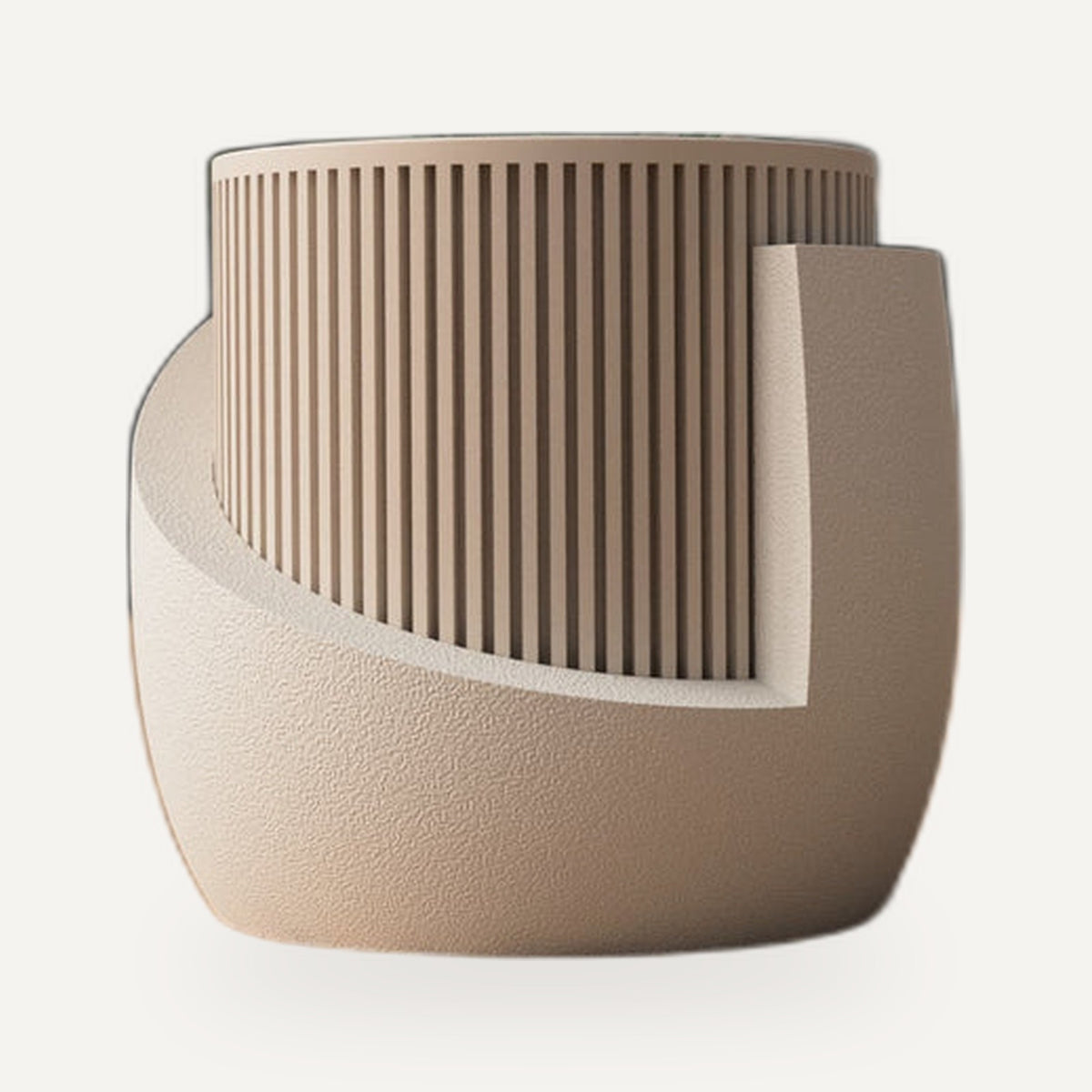 Asymmetrische plantenpot in crème met een geribbeld vlak en een schuine gladde rand.