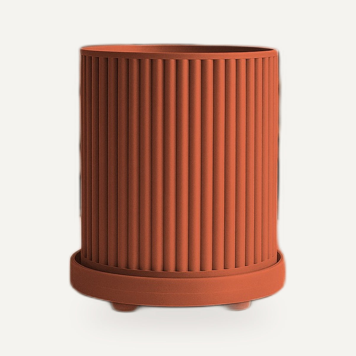 Geribbelde plantenpot in terracotta met onderschotel, recht van voren.