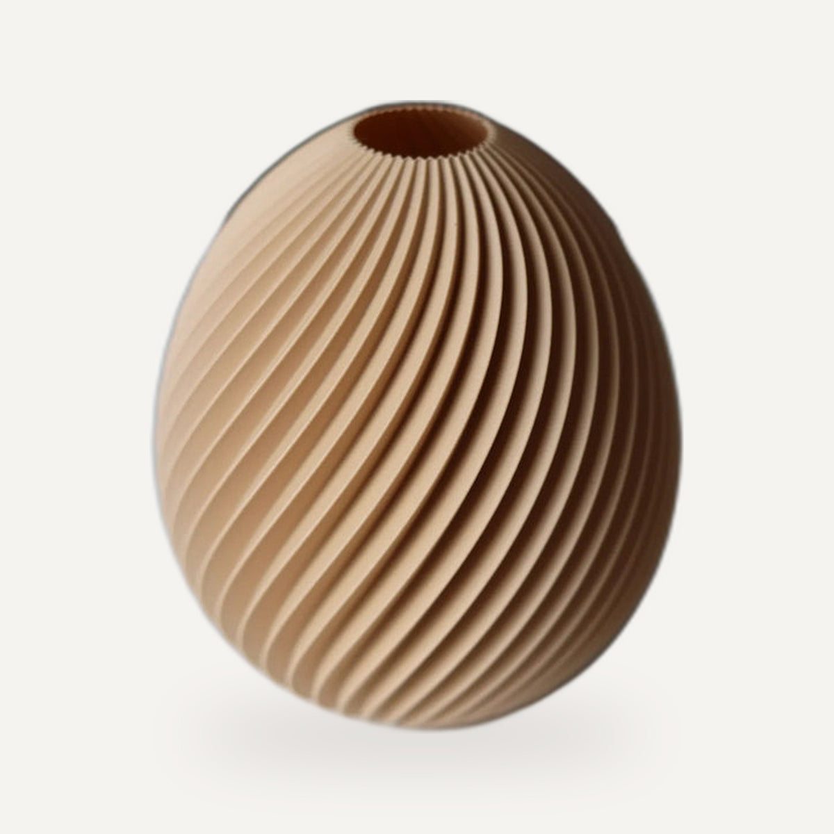 Ronde vaas in camel met gedraaide ribbels die naar de kleine opening toelopen.