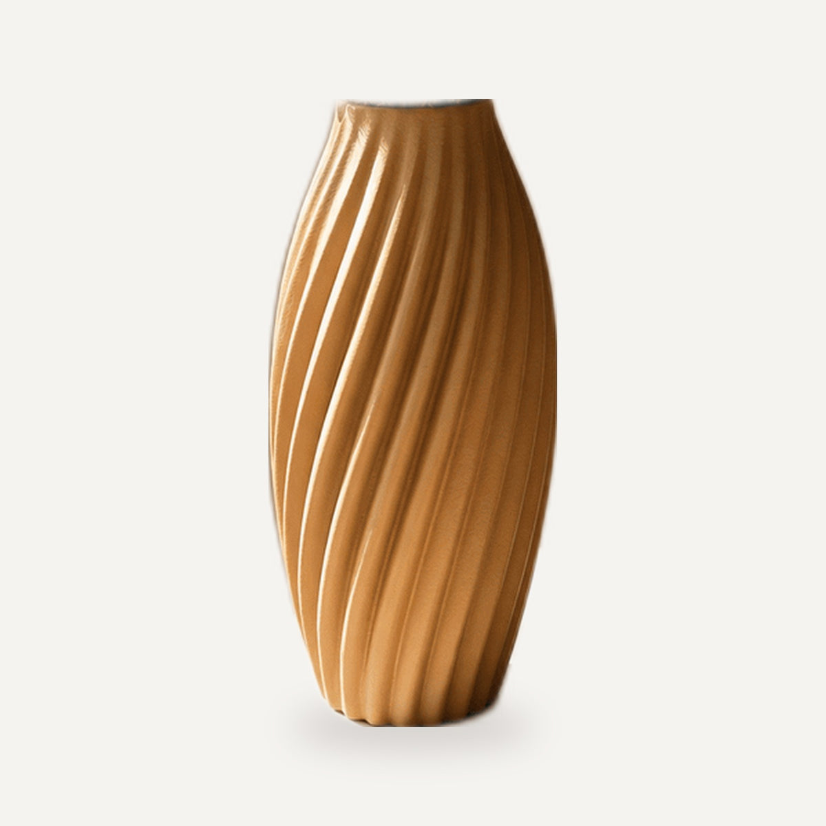 Slanke gedraaide vaas in caramel met fijne spiraalribbels over de volle hoogte.