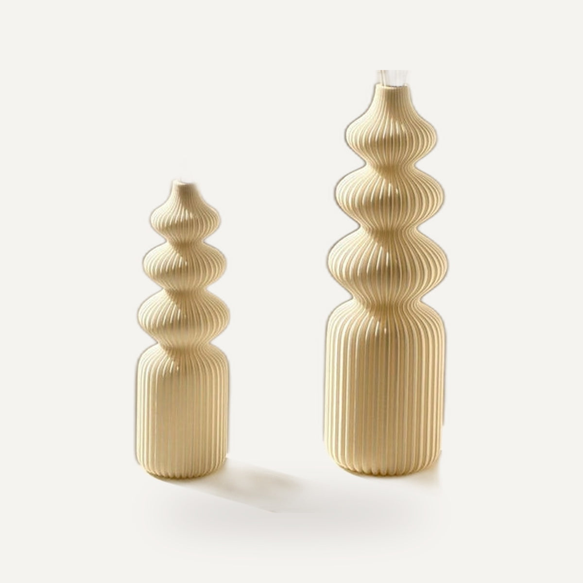 Set van twee vazen in licht beige met bolvormige geledingen, in twee hoogtes.
