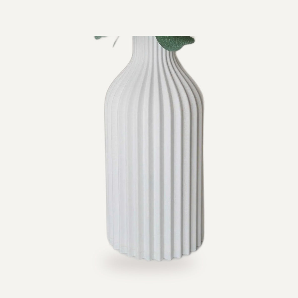 Slanke geribbelde vaas met ingebouwde lamp in mat wit.