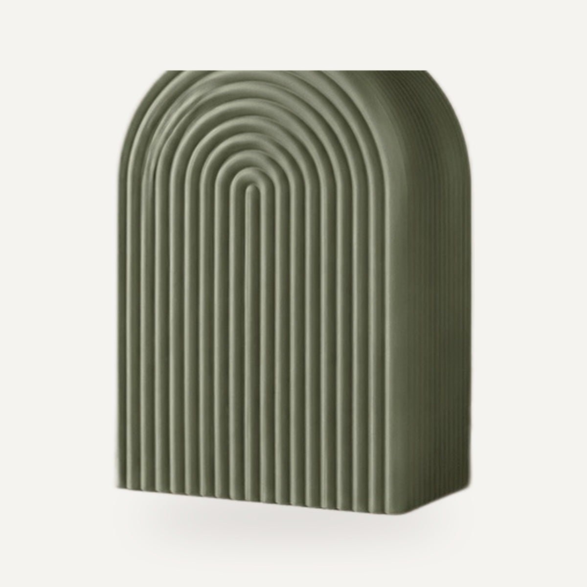 Boogvormige vaas in olijfgroen met concentrische ribbels.