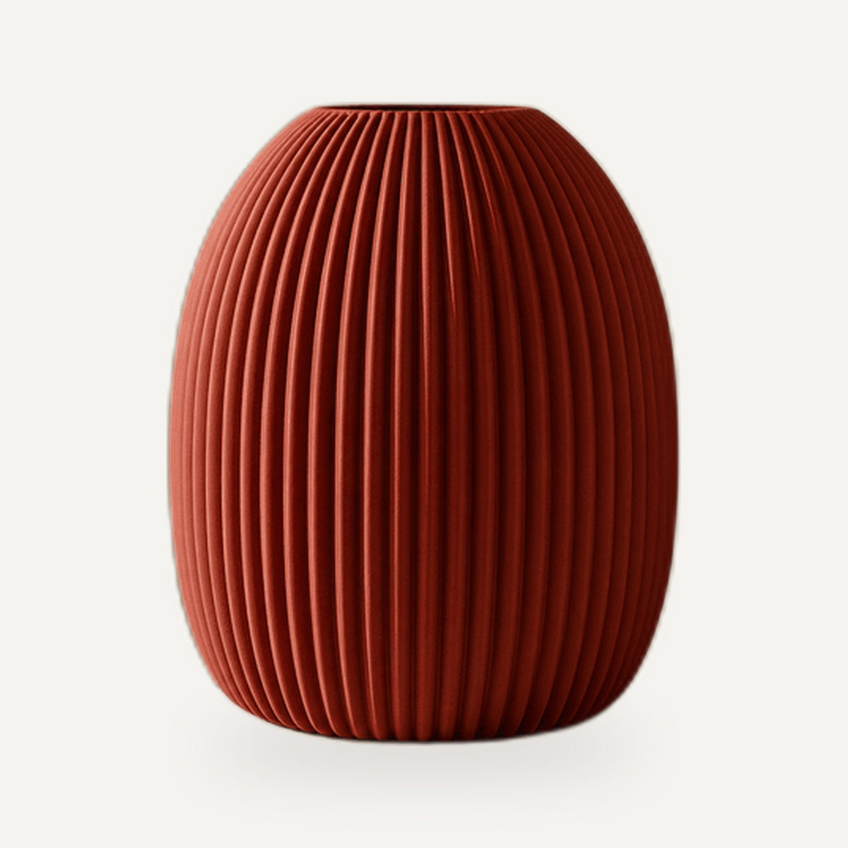 Vaas in diep rood met dicht op elkaar staande verticale ribbels.