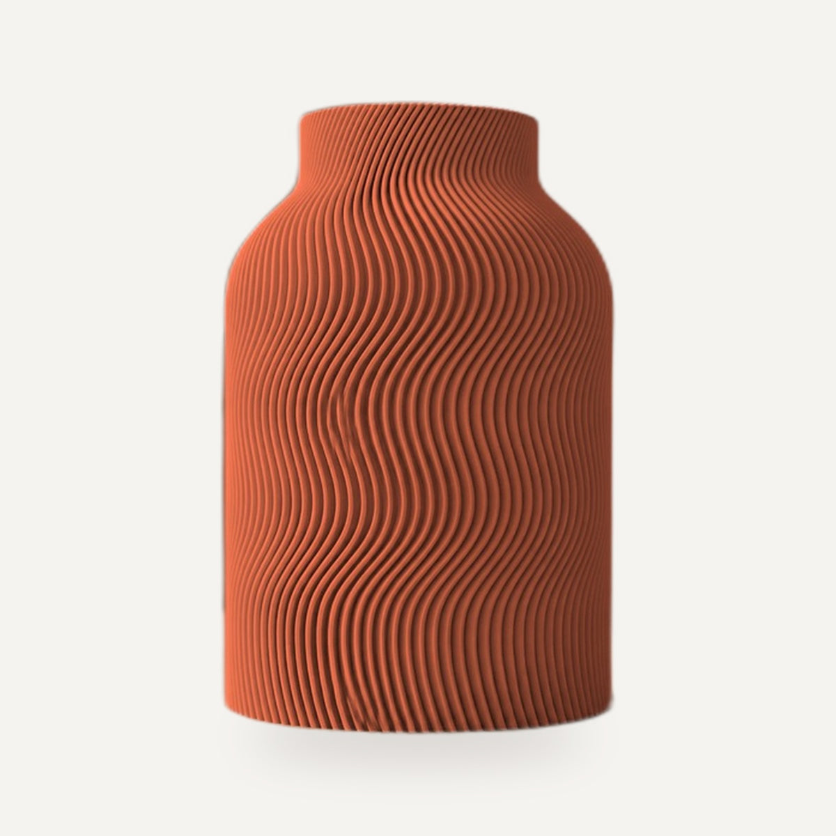 Vaas in terracotta met golvende ribbels over de hele romp en een rechte hals.