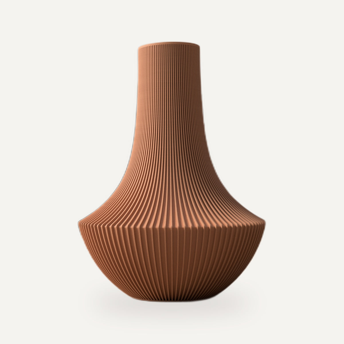 Vaas in terracotta met brede geribbelde buik en smalle hals.