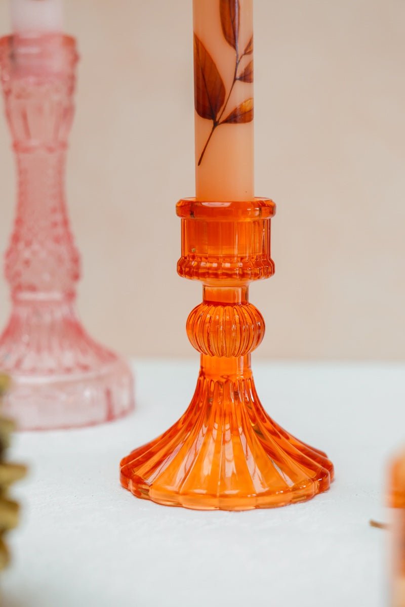  De elegante vorm, het decoratieve reliëf in het glas en de warme oranje kleur maken deze kandelaar tot een opvallend detail in huis. 