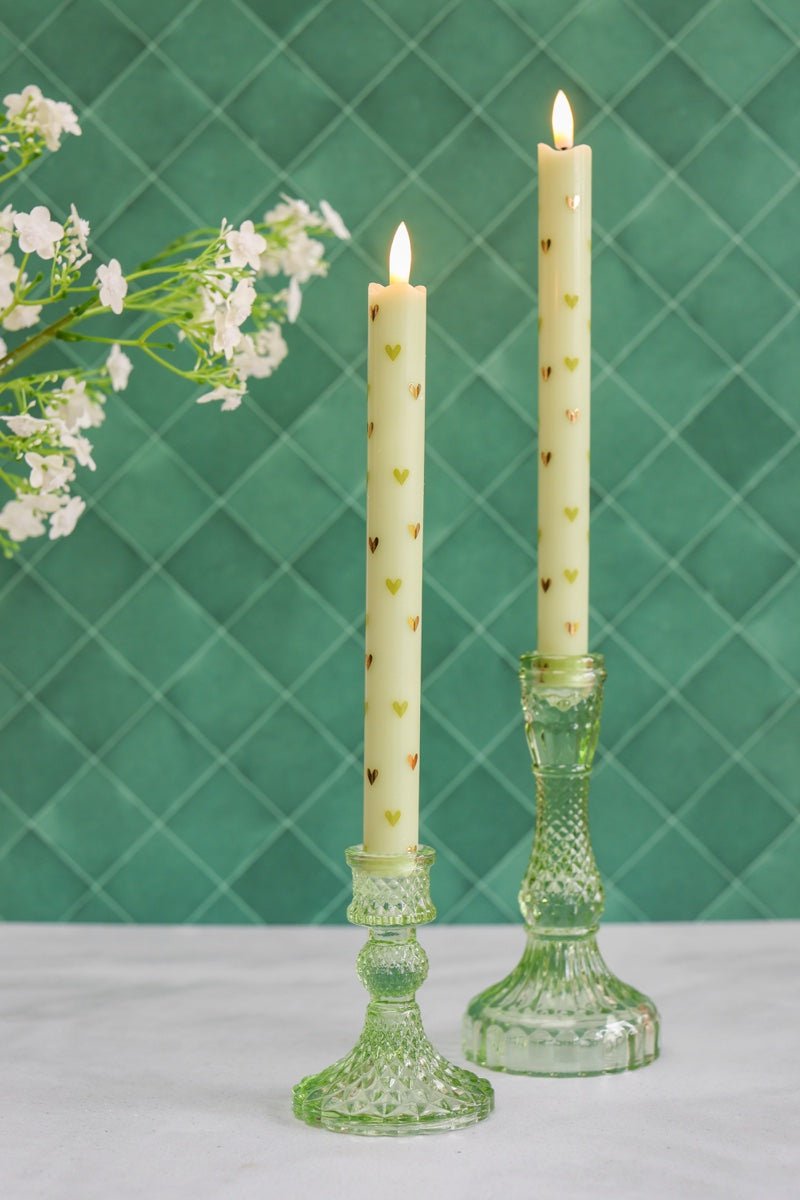 Het verfijnde silhouet, gecombineerd met het sierlijk geslepen glas en de zachte groene tint, geeft deze kandelaar een frisse en stijlvolle uitstraling. 