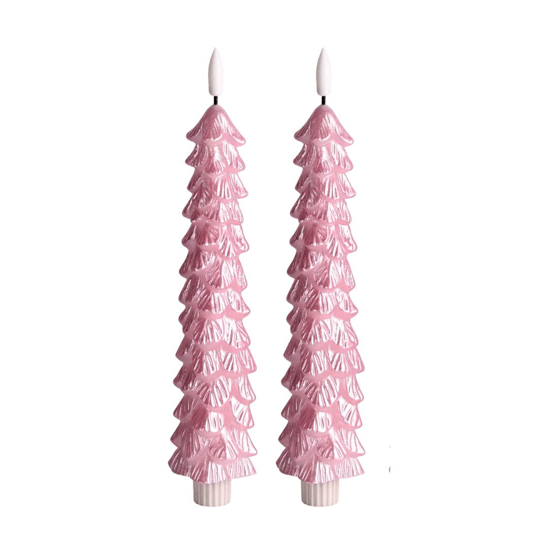 De slanke kerstboomvorm met gelaagde details en een glanzende metallic roze afwerking maakt deze kaarsen tot echte blikvangers, zowel aan als uit.
