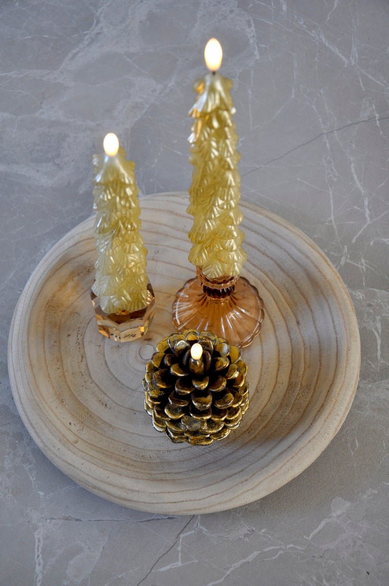 De natuurlijke dennenappelvorm, warme bruine kleur en subtiele gouden accenten geven deze decoratieve ledkaars een sfeervolle en luxe uitstraling.