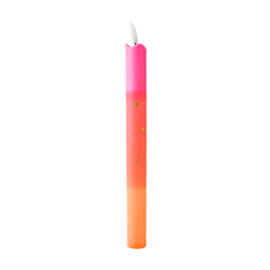 Deze stijlvolle dinerkaars combineert een speels kleurverloop van roze naar warm oranje met verfijnde gouden spetters voor een feestelijke uitstraling.