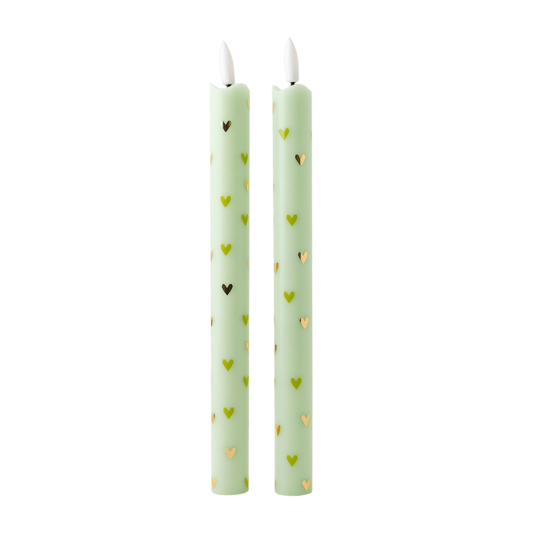 Deze elegante ledkaars heeft een zachte mintgroene basis, afgewerkt met subtiele groene en goudkleurige hartjes