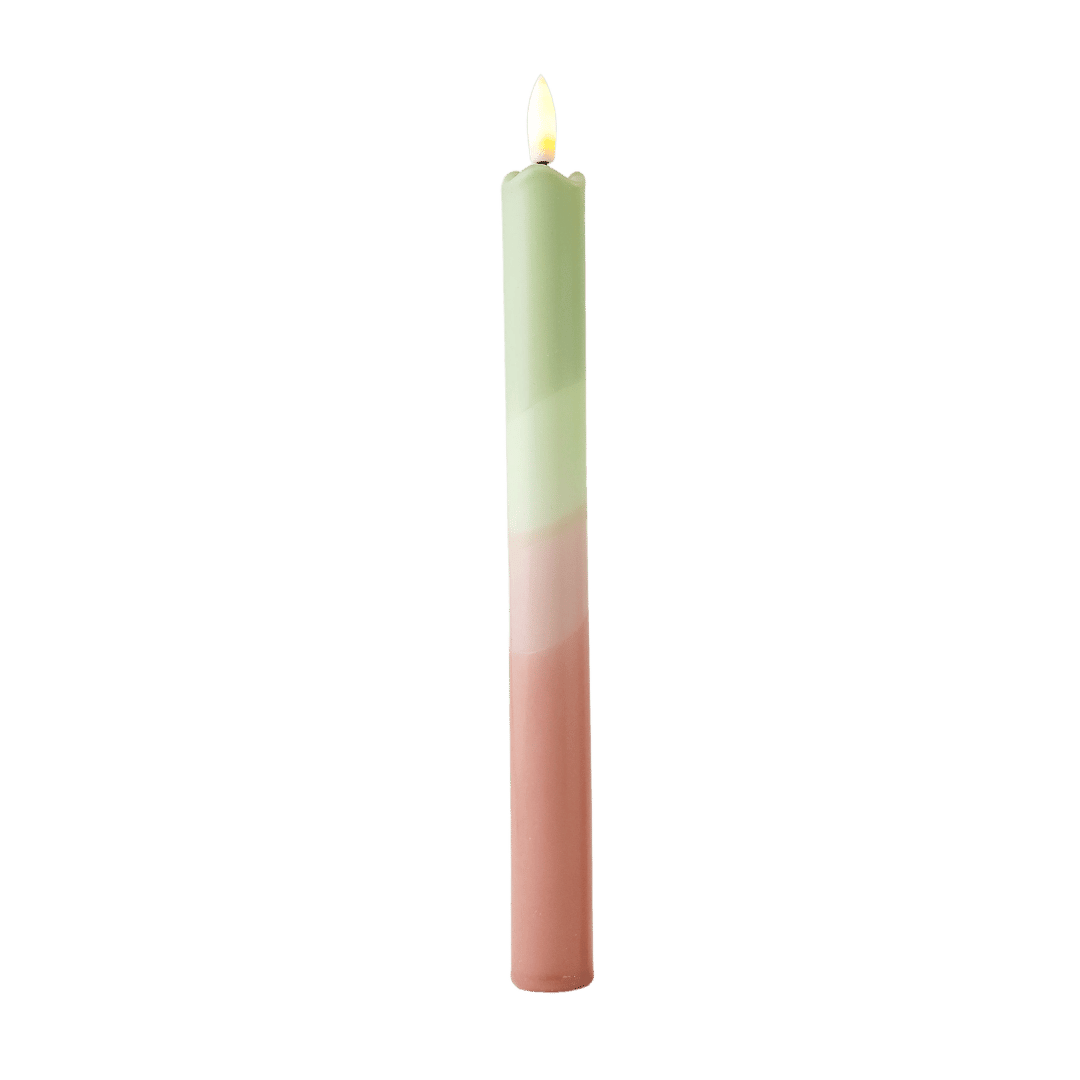 Het subtiele kleurverloop van zacht saliegroen naar een warme nude tint geeft deze ledkaars een elegante en tijdloze uitstraling
