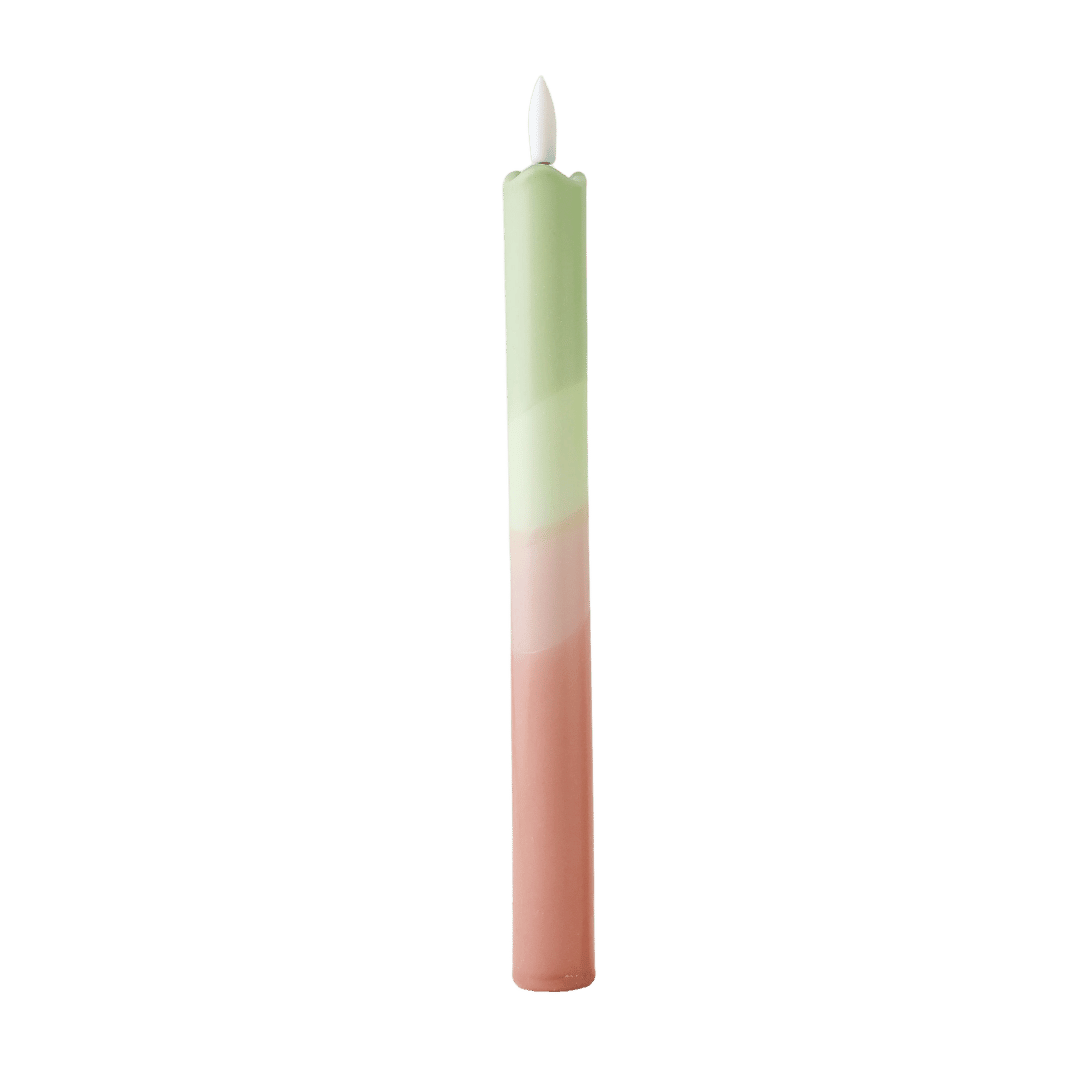Het subtiele kleurverloop van zacht saliegroen naar een warme nude tint geeft deze ledkaars een elegante en tijdloze uitstraling