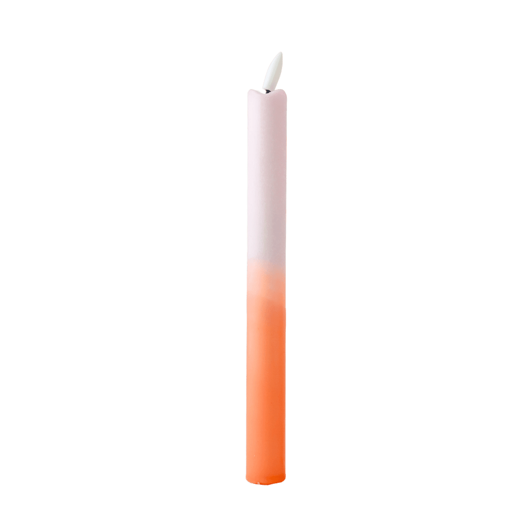 Het subtiele kleurverloop van lichtroze naar warm perzik geeft deze ledkaars een frisse, stijlvolle uitstraling.