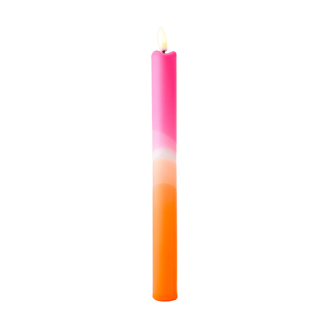Het levendige kleurverloop van felroze naar warm oranje, met een subtiele witte overgang, maakt deze dinerkaars een echte blikvanger. Met realistische led-vlam. 