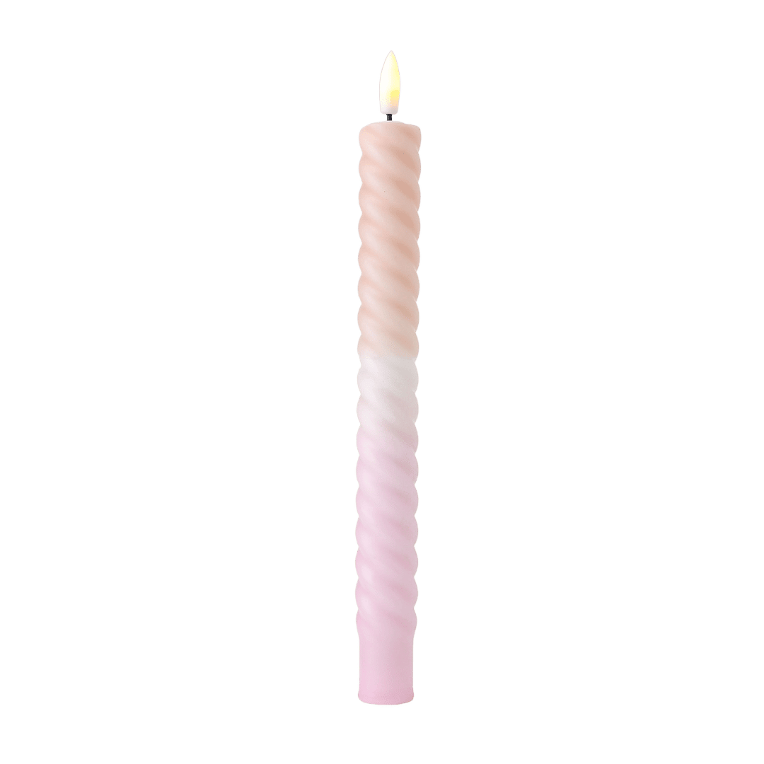 Het subtiele kleurverloop van warm zand naar zacht lila en poederroze geeft deze swirl dinerkaars een elegante, moderne uitstraling.