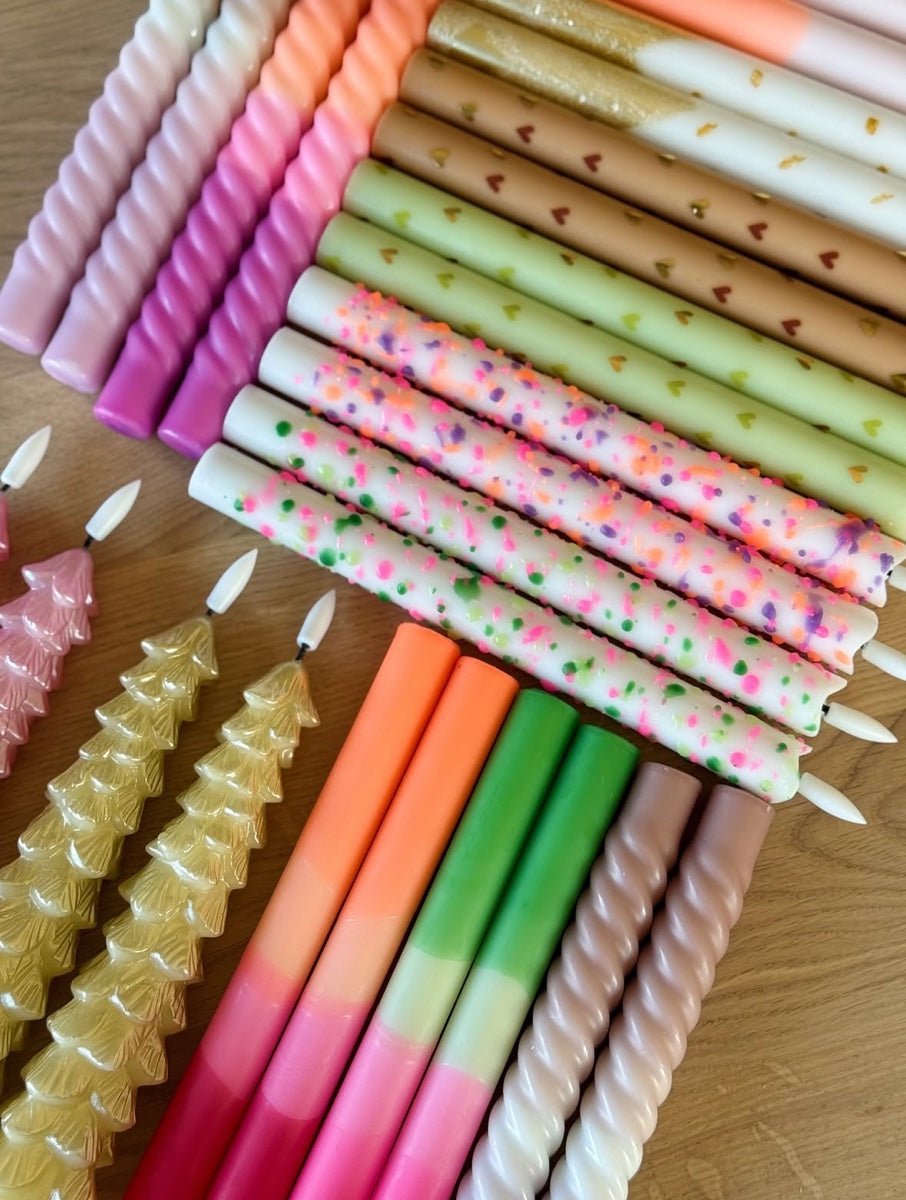 Een stijlvolle LED-kaars combineert levendige tinten roze, wit en groen in een speels kleurverloop