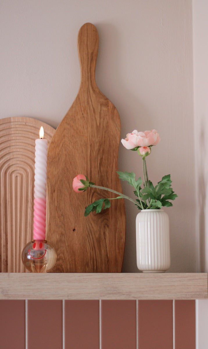 De elegante swirlvorm en het zachte kleurverloop van crème naar levendig roze geven deze ledkaars een speelse, stijlvolle uitstraling.