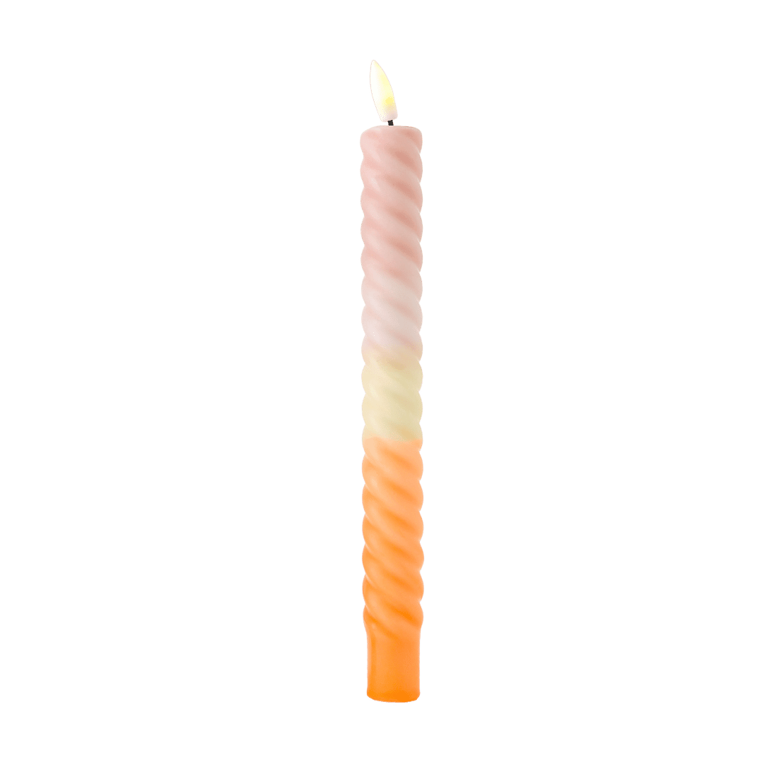 De buitenkant is volledig vervaardigd uit echte wax, waardoor de kaars de authentieke look van een traditionele dinerkaars behoudt
