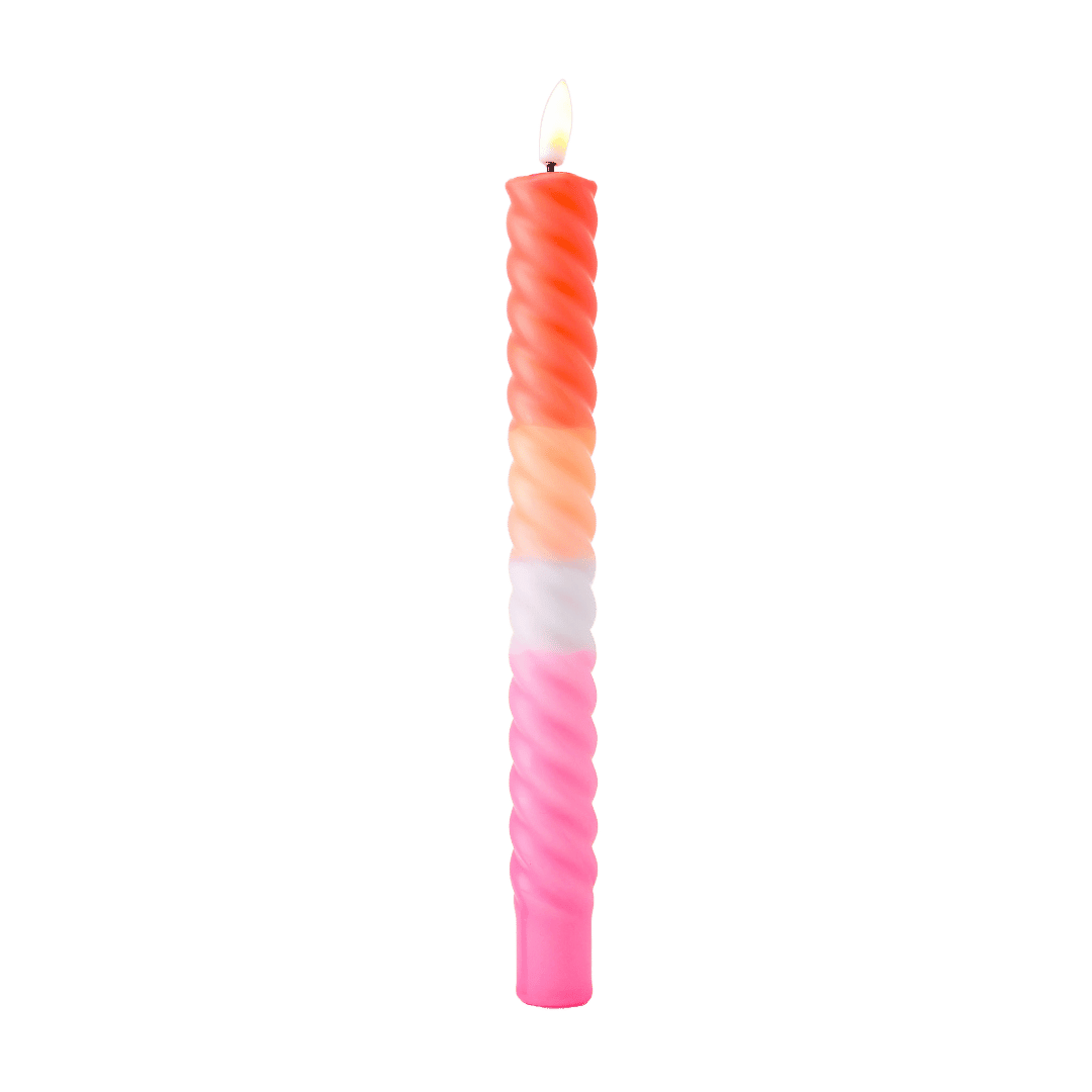 Het sierlijke swirl-design en het speelse kleurverloop van warm rood en oranje via wit naar zachtroze geven deze ledkaars een frisse, eigentijdse uitstraling
