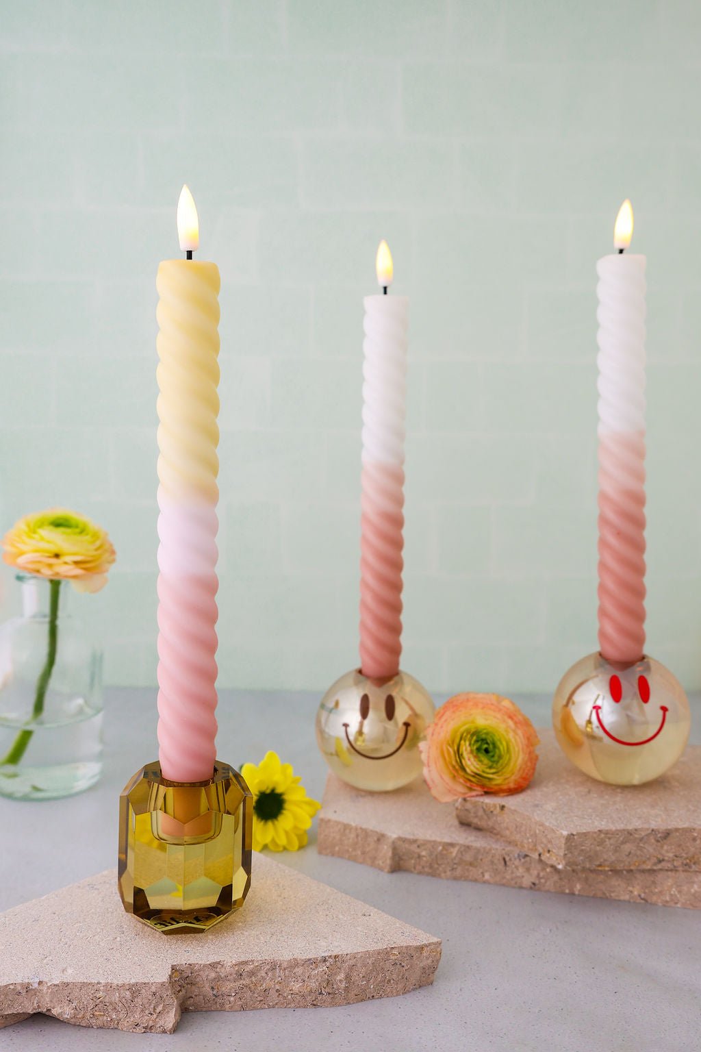 Elegante swirlvorm met subtiele kleurverloop van pastelgeel, wit en zachtroze. 