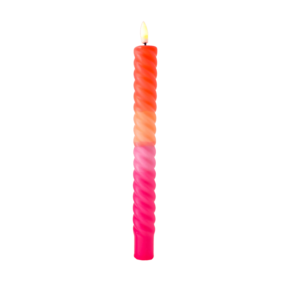 De speelse swirlstructuur en het kleurrijke verloop van felroze, zacht perzik en warm oranje maken deze led dinerkaars een echte blikvanger. 
