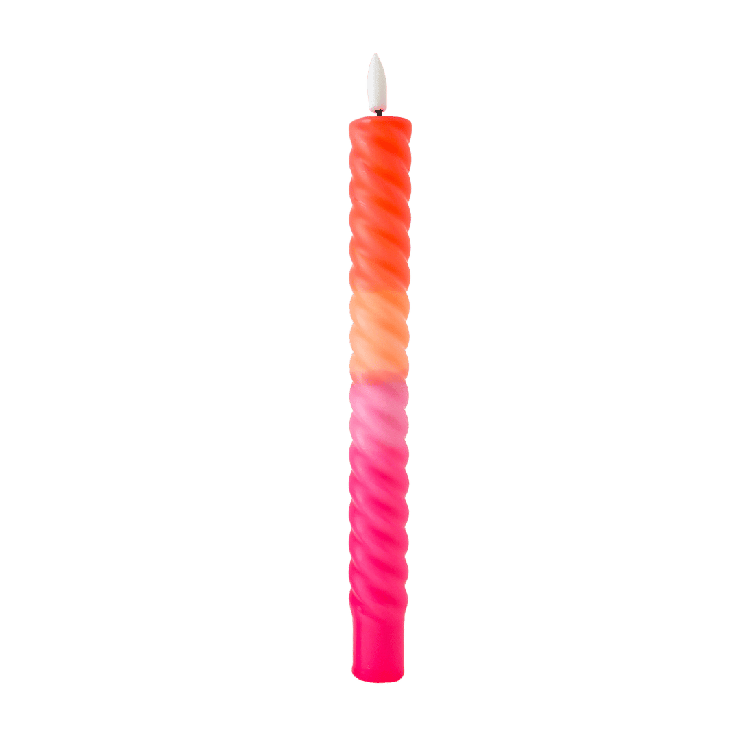 De speelse swirlstructuur en het kleurrijke verloop van felroze, zacht perzik en warm oranje maken deze led dinerkaars een echte blikvanger. 
