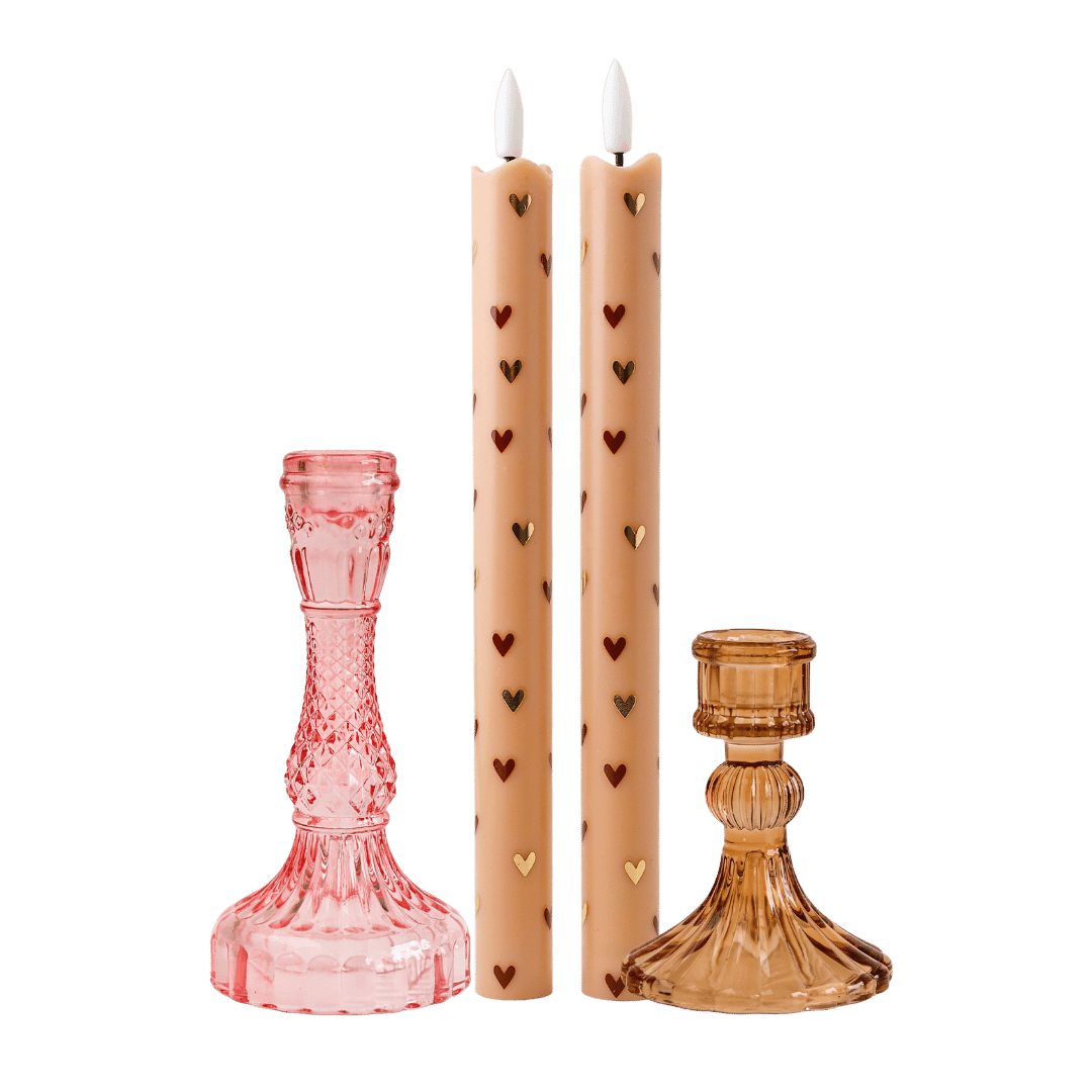 Bestaat uit twee zandkleurige ledkaarsen met subtiele hartjes en twee stijlvolle glazen kandelaren in roze en amberkleurig glas