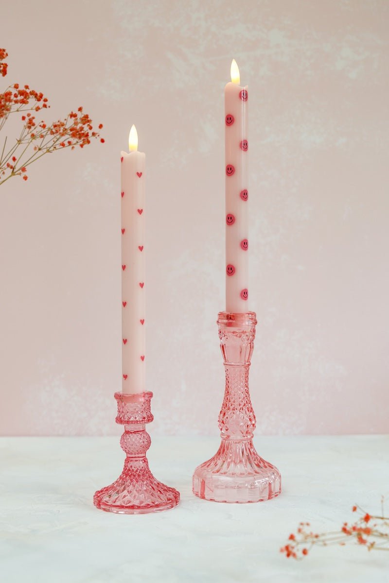 Deze set van twee elegante dinerkaarsen is afgewerkt met subtiele roze hartjes en combineert een speels design met het gemak van moderne ledverlichting.