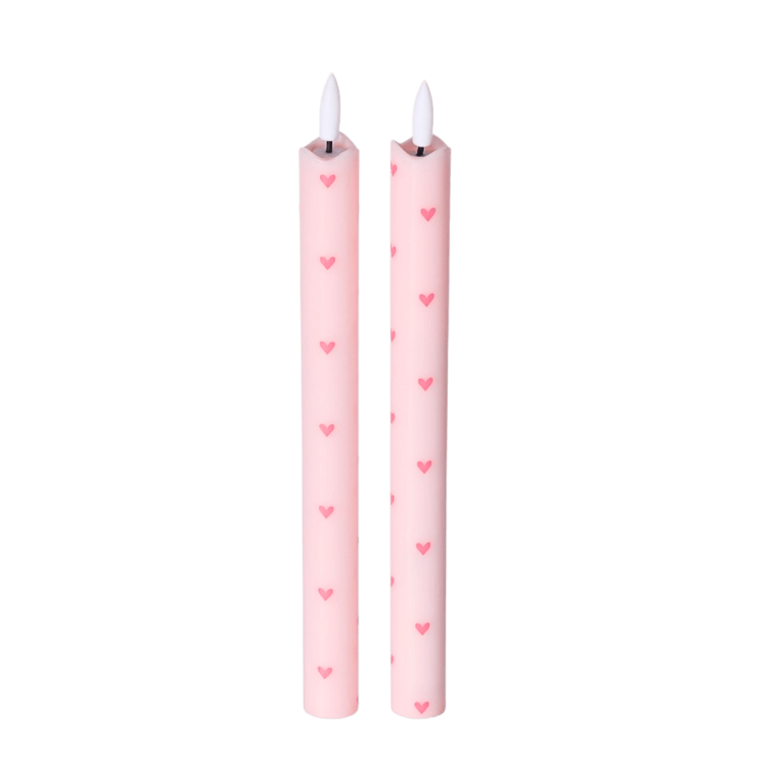 Deze set van twee elegante dinerkaarsen is afgewerkt met subtiele roze hartjes en combineert een speels design met het gemak van moderne ledverlichting.