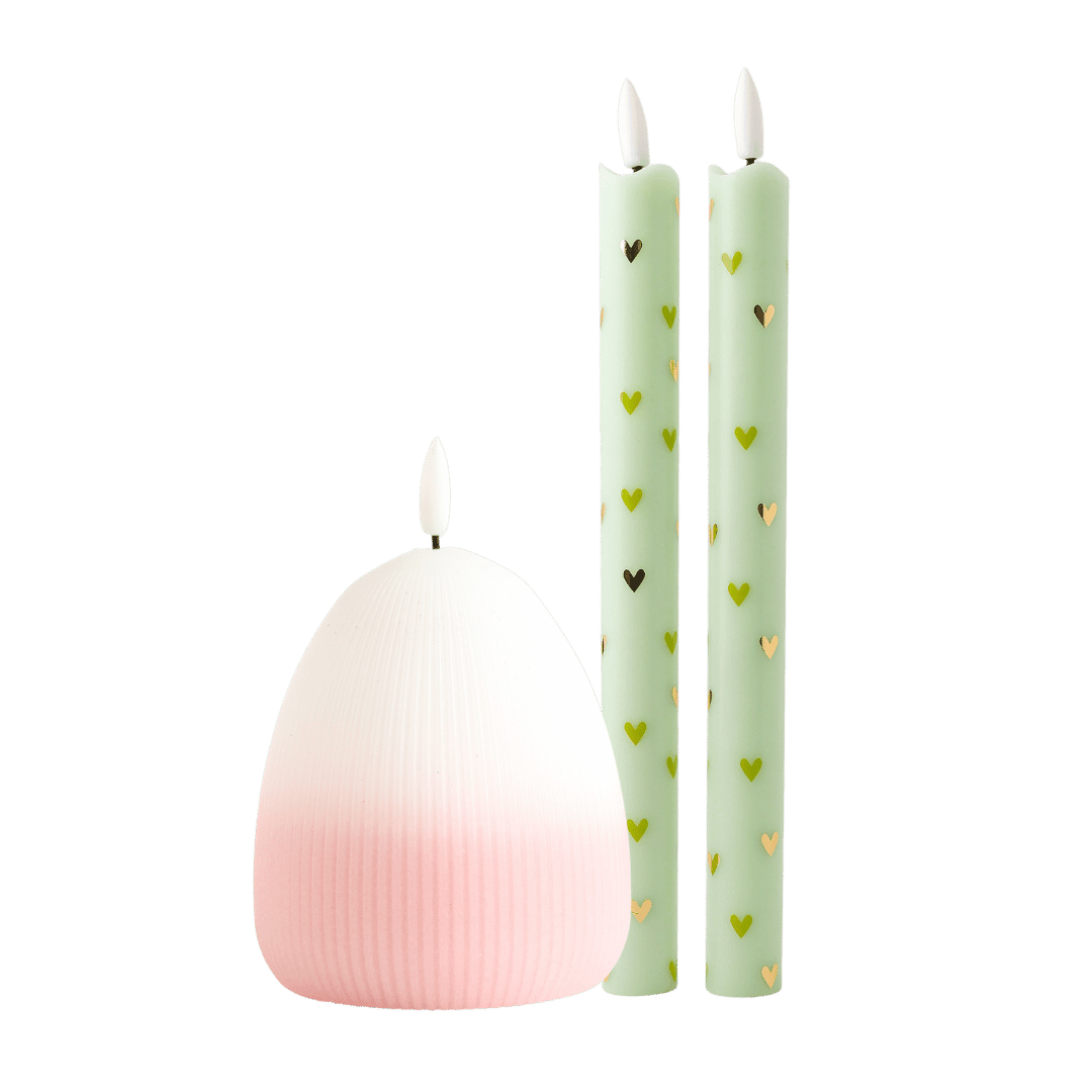 De ledkaarsen zijn gemaakt van echte wax en voorzien van een uitneembaar ledlichtje, waardoor ze nauwelijks van echte kaarsen te onderscheiden zijn.