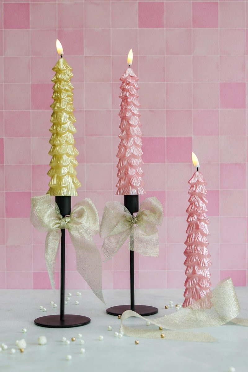 Deze luxe set bestaat uit vier kerstboomvormige Ledkaarsen: twee in een zachte roze tint en twee in glanzend goud. Met verfijnde metallic afwerking 