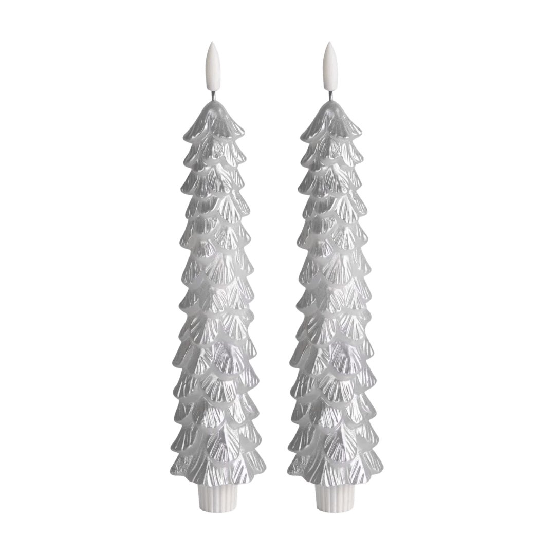 Deze set van twee kerstboomvormige ledkaarsen combineert een elegante zilveren metallic afwerking met de warme uitstraling van echte wax. 
