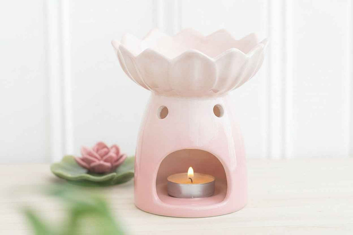 Pink Water Lily Glow van Karamela Kaarsen, keramische oliebrander en wax warmer in waterlelievorm