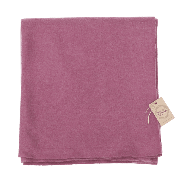 Opgevouwen plaid van gedempt cerise gekookte wol met een gemêleerde structuur.