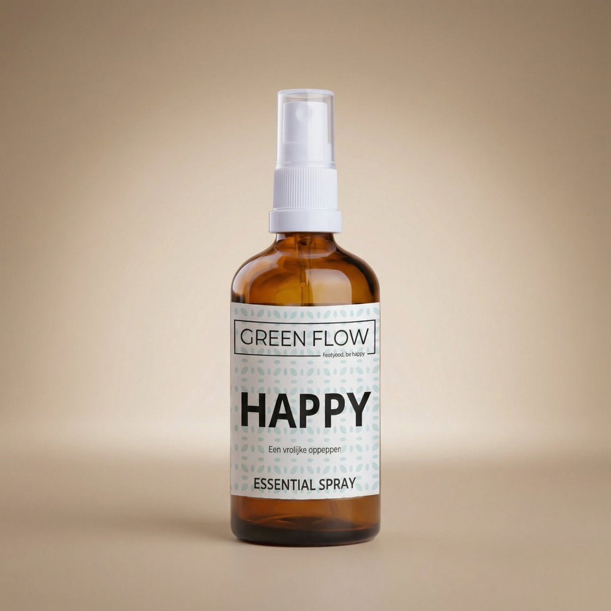 Bruin glazen verstuiver van 100 ml met witte sproeikop tegen een warme beige achtergrond.