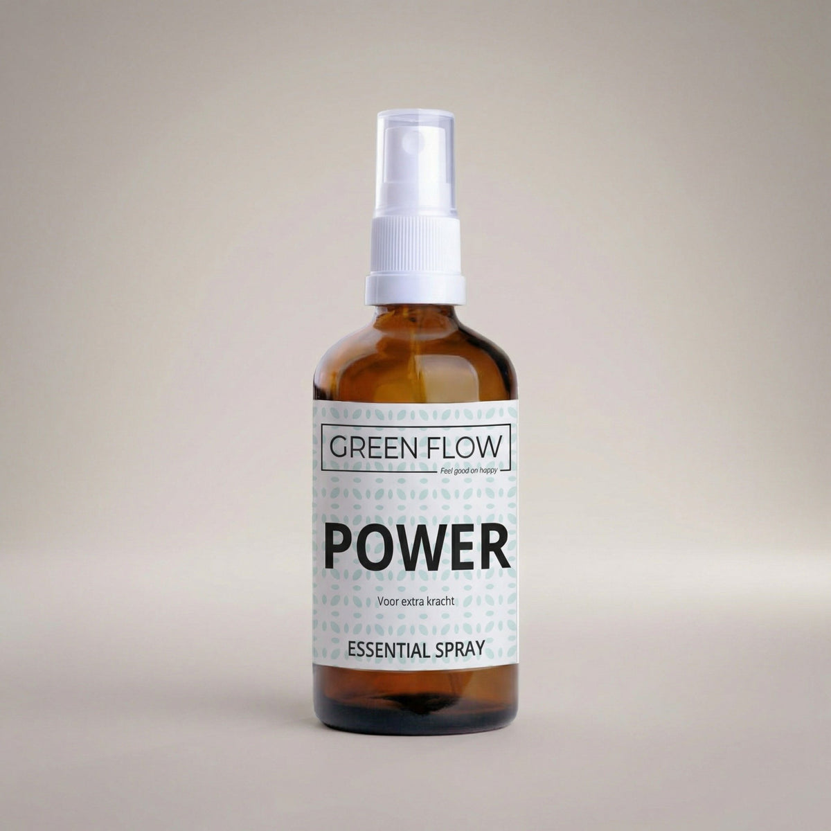 Bruin glazen verstuiver van 100 ml met witte sproeikop tegen een neutrale beige achtergrond.