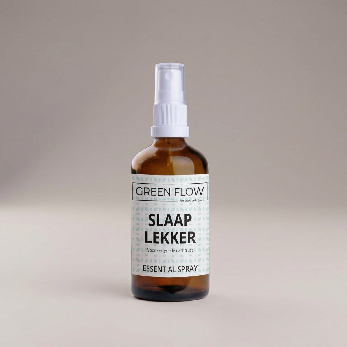 Bruin glazen verstuiver van 100 ml met witte sproeikop tegen een neutrale grijze achtergrond.