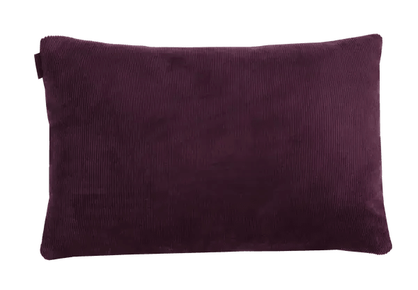 Achterzijde van het aubergine corduroykussen met doorlopende ribbels.