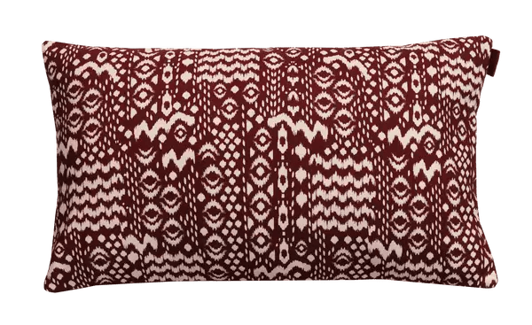 Langwerpig sierkussen met geweven ikat-dessin in bordeaux en ecru.