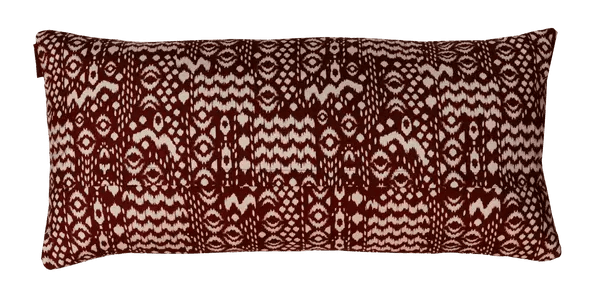 Het ikat-dessin in bordeaux en ecru van dichtbij, met zichtbare weefstructuur.