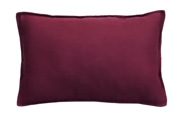 Langwerpig sierkussen van bordeaux linnen met smalle platte rand.