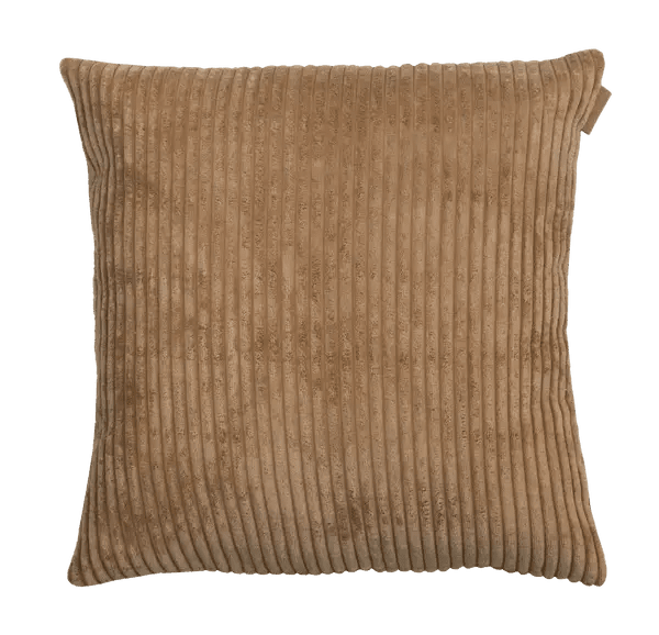Vierkant sierkussen van camelkleurige grove ribstof met brede verticale ribbels.