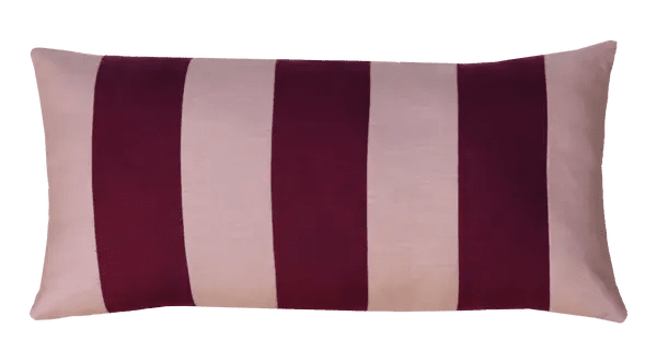 Lang sierkussen met brede verticale banen in aubergine en oudroze suède-look.