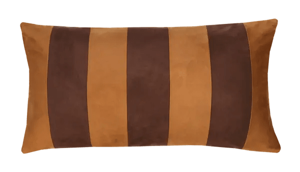 Lang sierkussen met brede verticale banen in cognac en donkerbruin suède-look.
