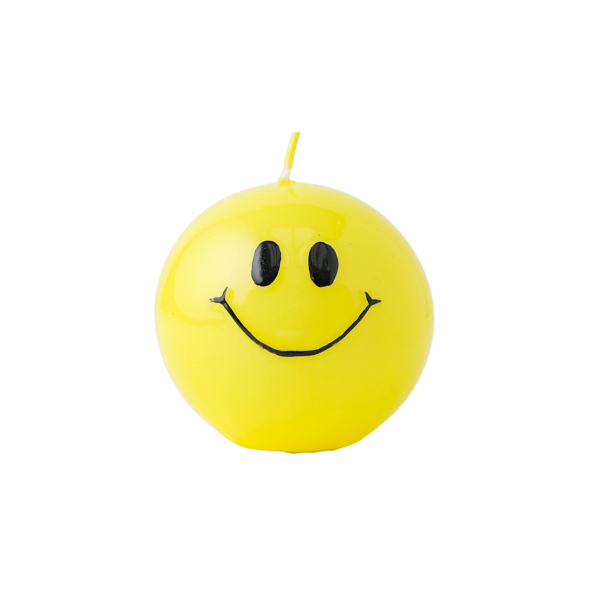 Een handgemaakte gele bolkaars rond met een zwart smiley gezicht erop.