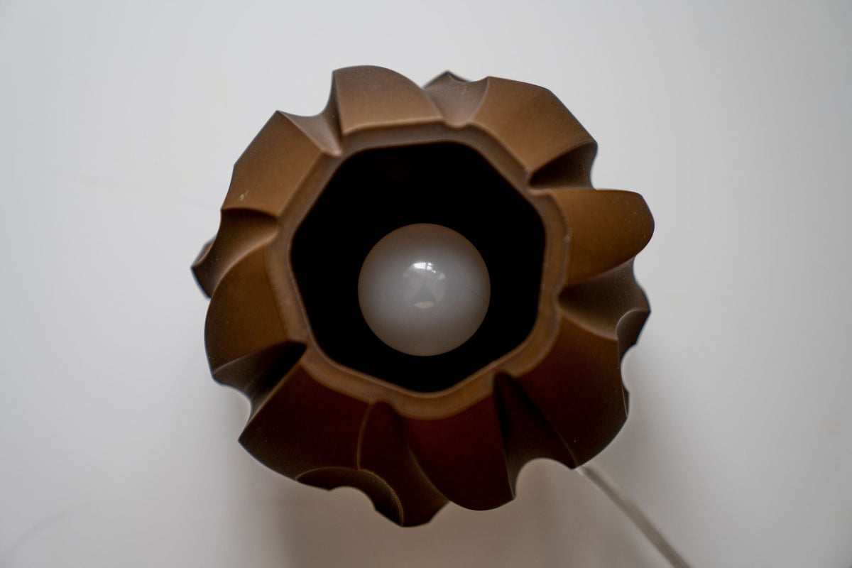 Bovenaanzicht van de donkerbruine compacte lampenkap met de opening en de ledlamp.